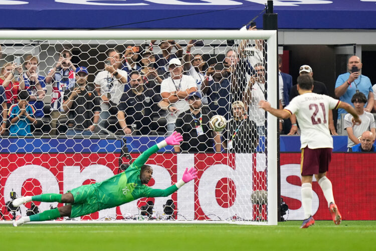 Spain stymies France in semifinals 2-0